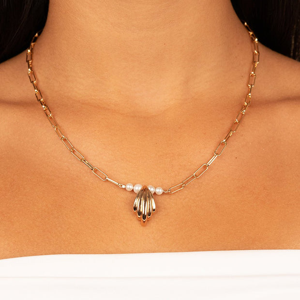 Chérie Pearl Shell Pendant Necklace